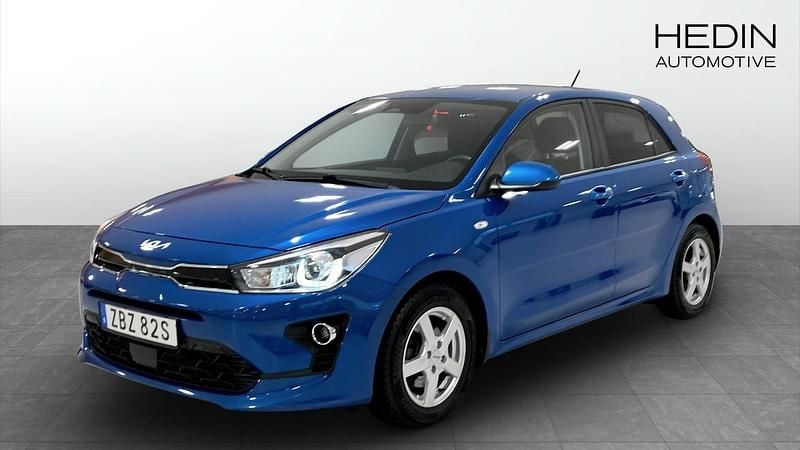 Blå (blue) Begagnad 2022 Kia Rio Advance Halvkombi | 169 900 kr (Marknadspris) - Bild 1/4