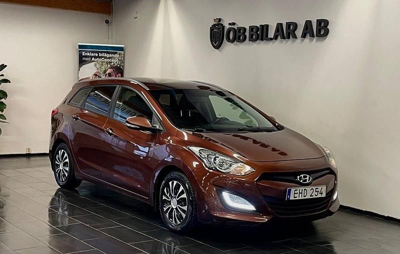 Brun Begagnad 2014 Hyundai i30 Kombi | 64 900 kr (Marknadspris) - Bild 1/4