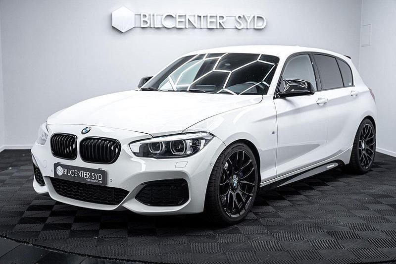 Vit Begagnad 2017 BMW M140 M Sport Halvkombi | 429 900 kr (Dyr) - Bild 1/4