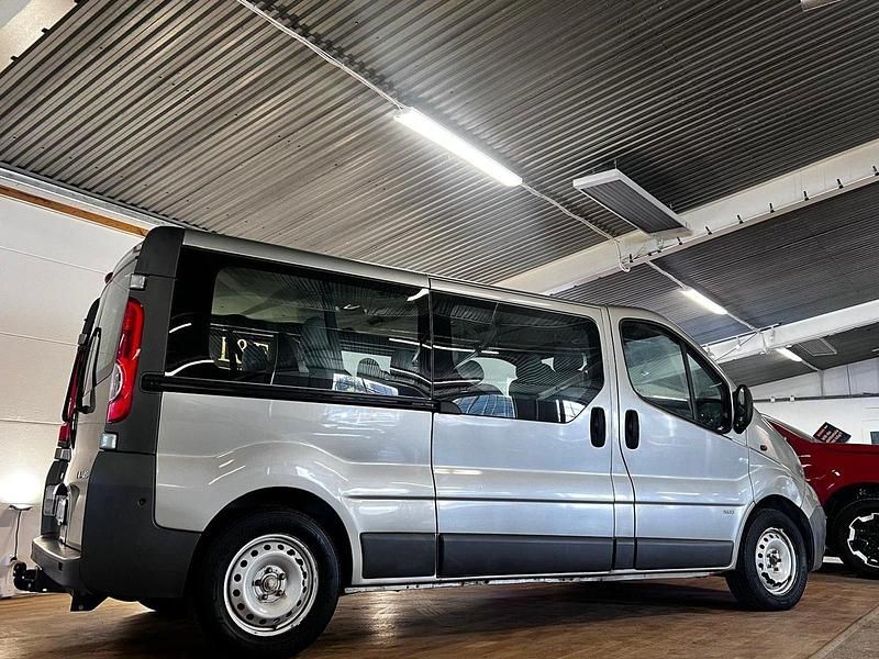 Begagnad Opel Vivaro 115 HK (84 kW) 2010 Grå Minibuss