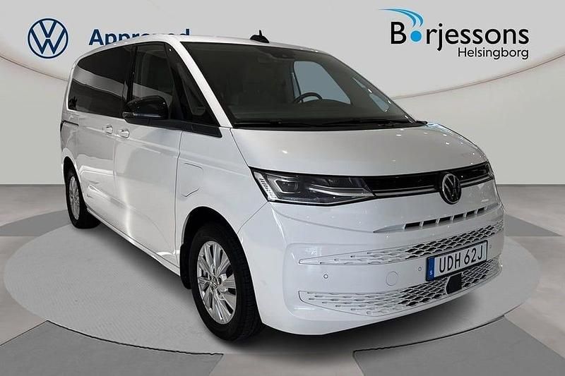 Vit Begagnad 2024 VW Multivan Life Van | 549 900 kr (Lite dyr) - Bild 1/4