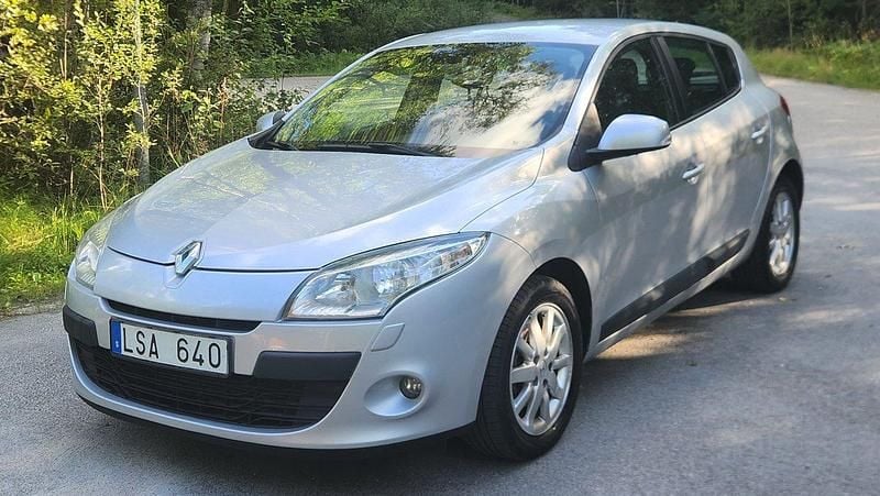 Silver Begagnad 2011 Renault Mégane III Halvkombi | 29 900 kr (Bra pris) - Bild 1/4