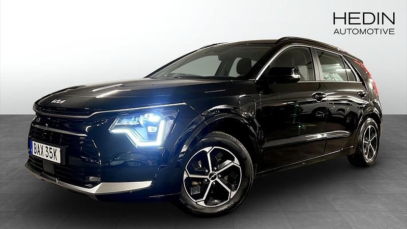Svart (black) Begagnad 2022 Kia Niro SUV | 289 900 kr (Marknadspris) - Bild 1/4