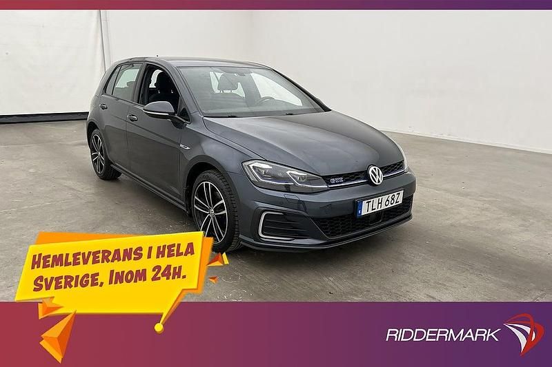 Mörkgrå Begagnad 2020 VW Golf VIII GTE Halvkombi | 234 900 kr (Bra pris) - Bild 1/3