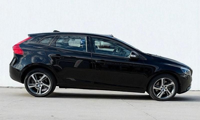 Svart Begagnad 2016 Volvo V40 Kinetic Kombi | 139 000 kr (Marknadspris) - Bild 1/4