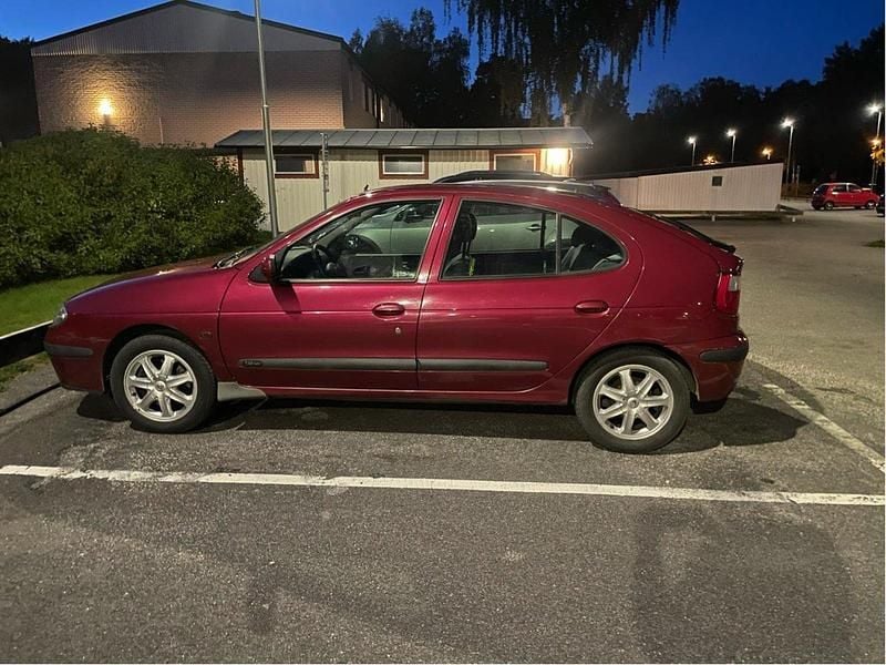Röd Begagnad 2001 Renault Mégane Privilege Halvkombi | 21 500 kr - Bild 1/4