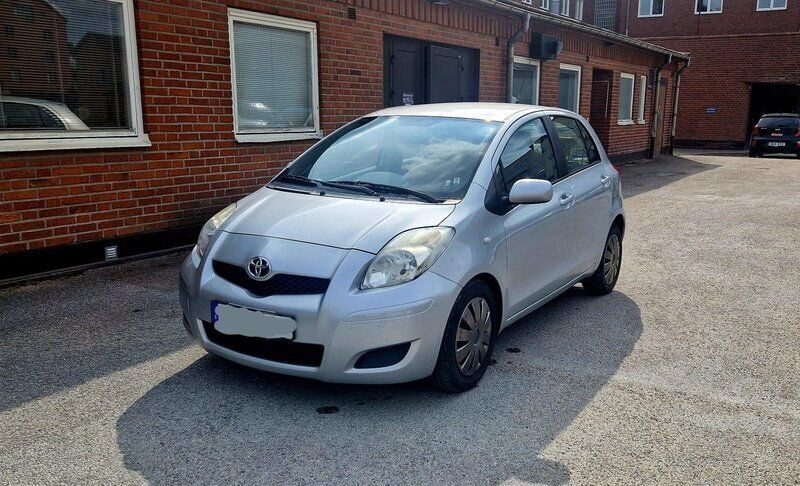 Silver Begagnad 2009 Toyota Yaris Halvkombi | 35 000 kr (Bra pris) - Bild 1/4