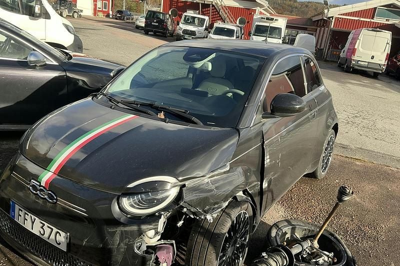 Grå Begagnad 2021 Fiat 500e La Prima | 149 000 kr - Bild 1/4