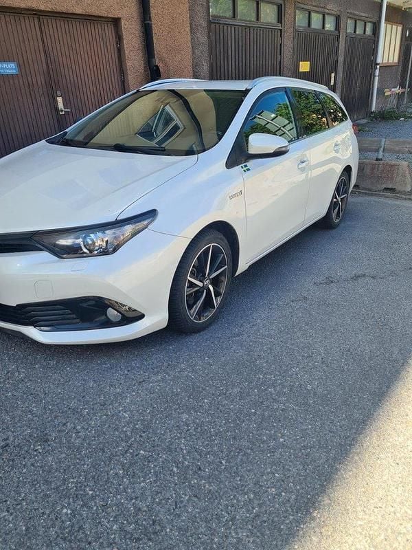Vit Begagnad 2018 Toyota Auris Hybrid Kombi | 129 000 kr (Superpris) - Bild 1/4