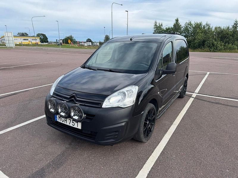 Svart Begagnad 2015 Citroën Berlingo Minibuss | 44 900 kr (Bra pris) - Bild 1/4