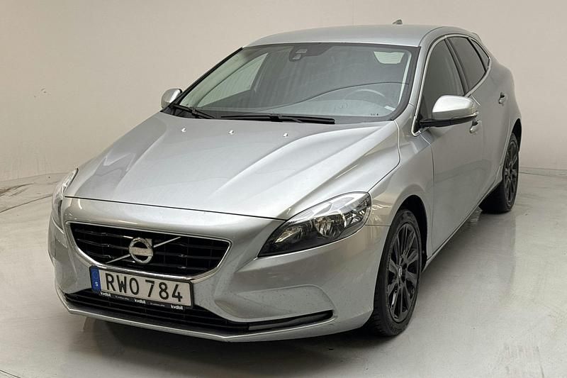 Silver Begagnad 2013 Volvo V40 Momentum Kombi | 92 000 kr (Marknadspris) - Bild 1/4