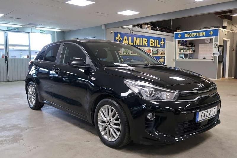 Svart Begagnad 2017 Kia Rio Halvkombi | 109 500 kr (Lite dyr) - Bild 1/4