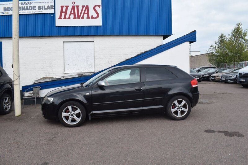 Svart Begagnad 2004 Audi A3 Attraction Halvkombi | 24 500 kr (Marknadspris) - Bild 1/4