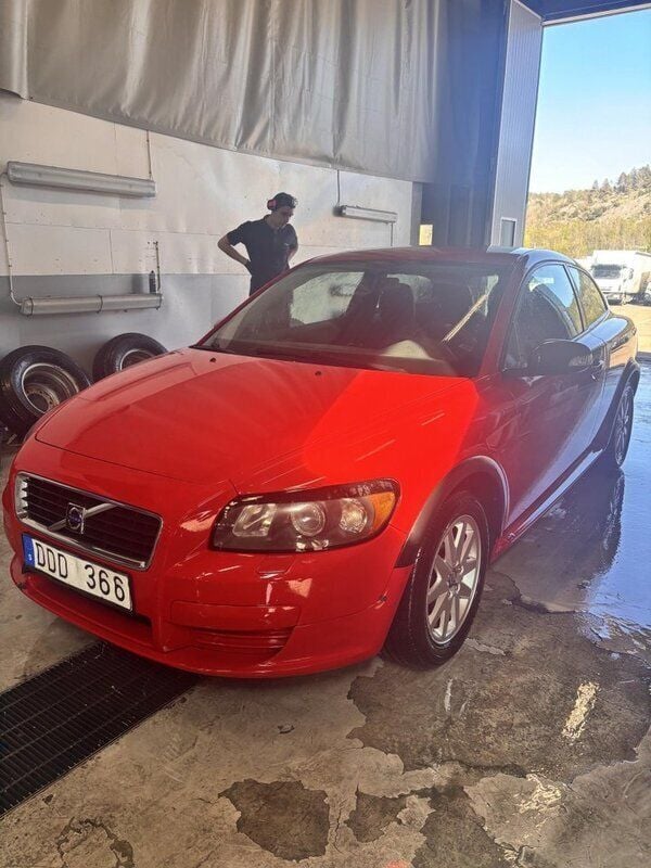Röd Begagnad 2007 Volvo C30 Kinetic Halvkombi | 23 500 kr (Marknadspris) - Bild 1/3