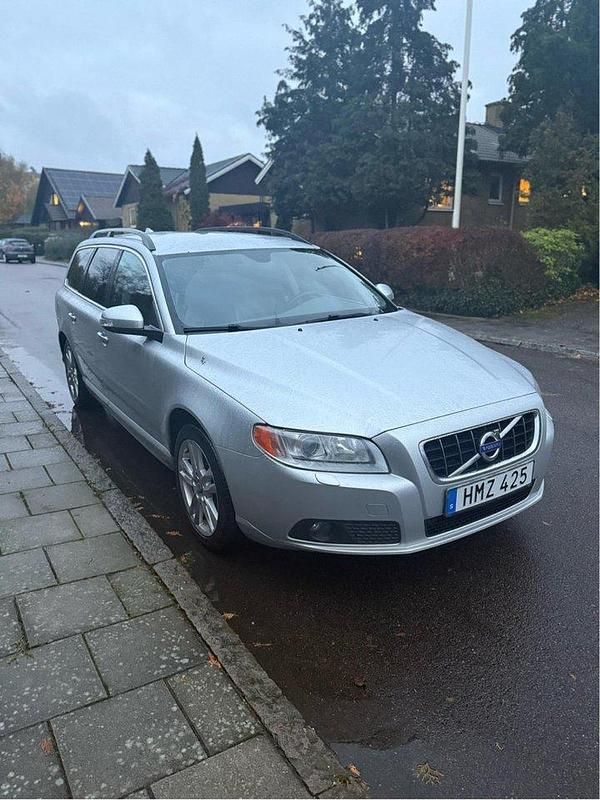 Grå Begagnad 2010 Volvo V70 Momentum Kombi | 45 000 kr (Marknadspris) - Bild 1/4