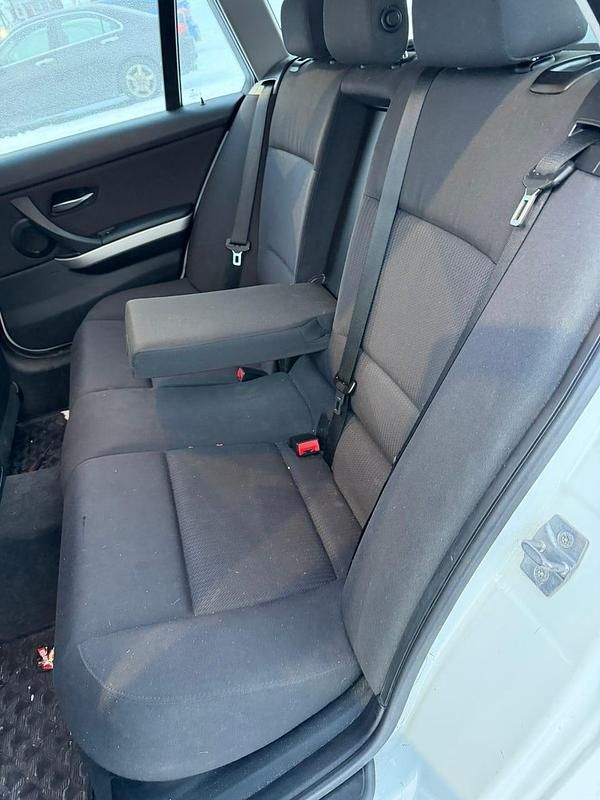 Begagnad BMW 318 143 HK (105 kW) 2010 Vit Kombi