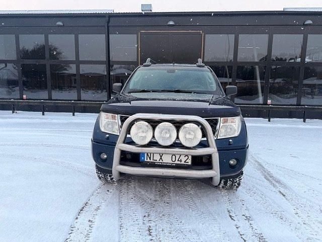 Blå Begagnad 2007 Nissan Navara Pickup | 84 900 kr (Marknadspris) - Bild 1/4