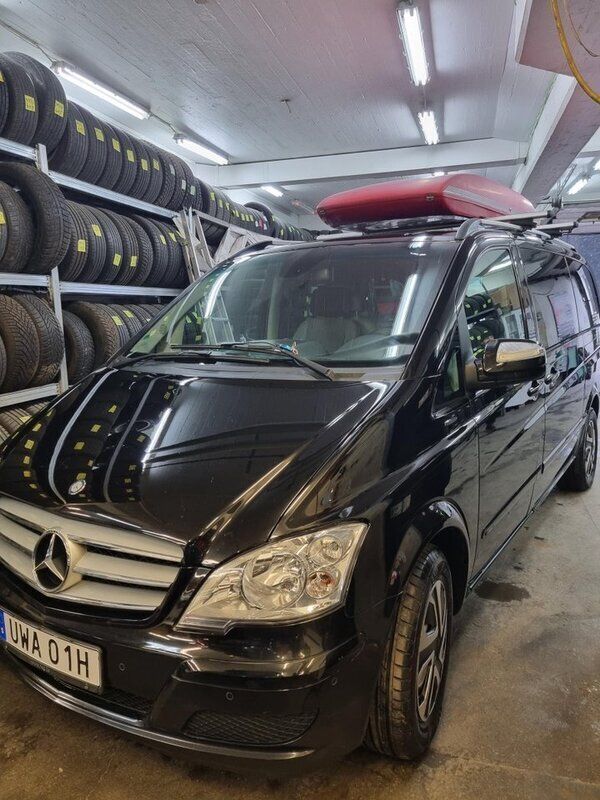 Svart Begagnad 2013 Mercedes Viano Minibuss | 130 000 kr (Marknadspris) - Bild 1/4