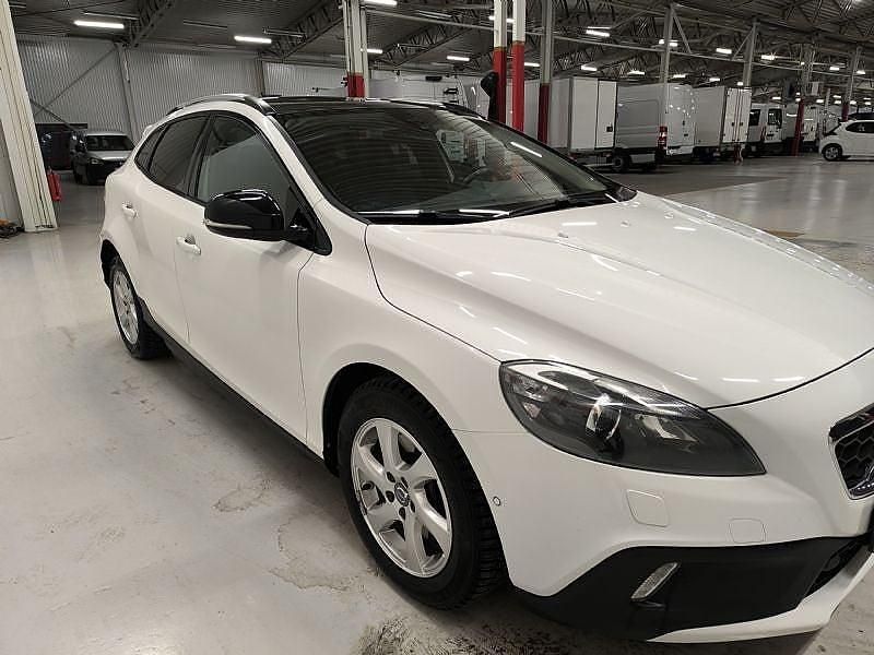 Begagnad Volvo V40 Momentum 150 HK (110 kW) 2013 Vit Halvkombi