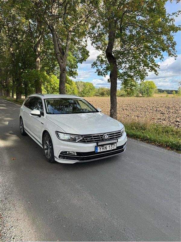 Vit Begagnad 2017 VW Passat GT Kombi | 149 000 kr (Marknadspris) - Bild 1/4