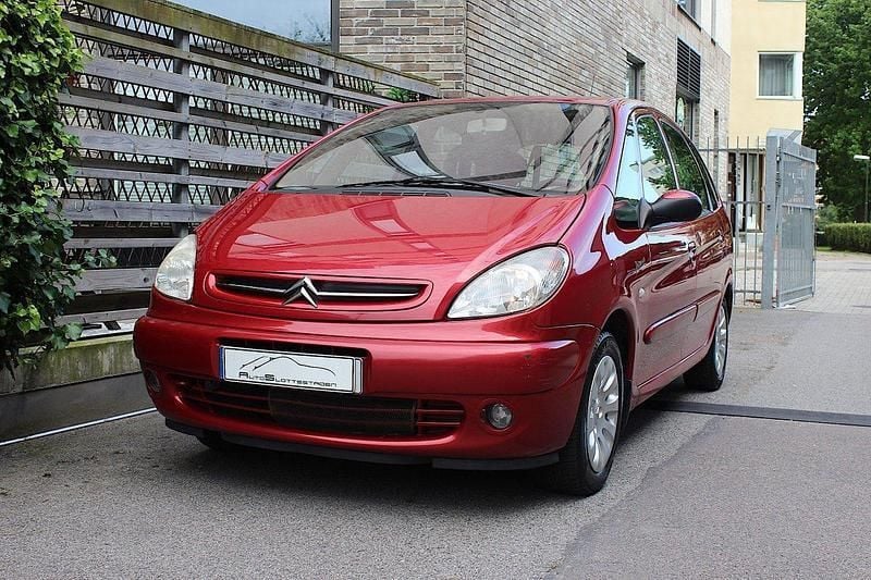 Ljusröd Begagnad 2003 Citroën Xsara Picasso Minibuss | 19 900 kr (Dyr) - Bild 1/4