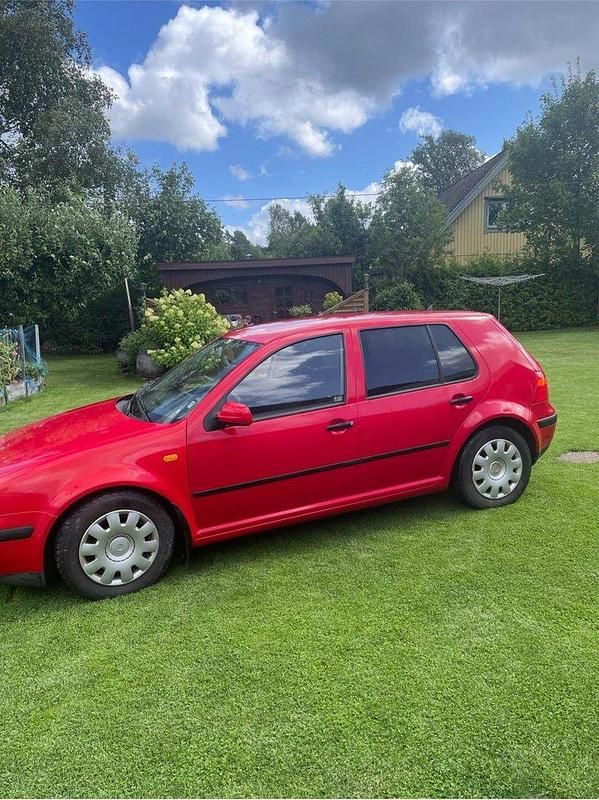 Röd Begagnad 2001 VW Golf IV Basis Halvkombi | 14 999 kr (Marknadspris) - Bild 1/4