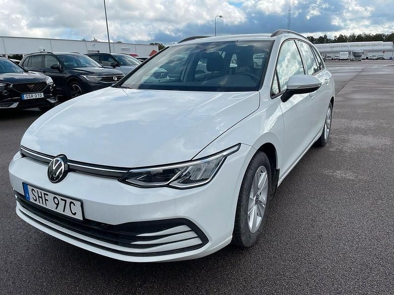 Vit Begagnad 2022 VW Golf VIII Sport Kombi | 269 000 kr (Marknadspris) - Bild 1/2