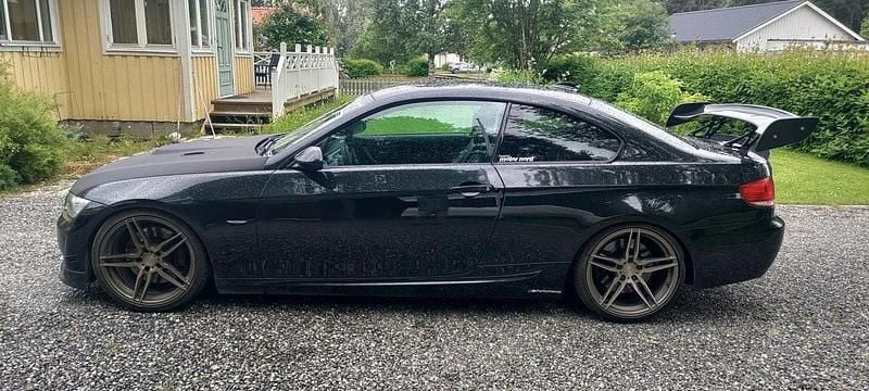 Svart Begagnad 2009 BMW 335 M Sport Sportkupé | 159 000 kr (Superpris) - Bild 1/3