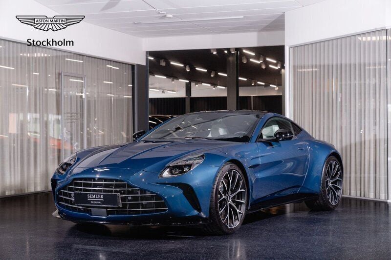 Blå Begagnad 2024 Aston Martin V8 Vantage Sportkupé | 2 795 000 kr - Bild 1/4