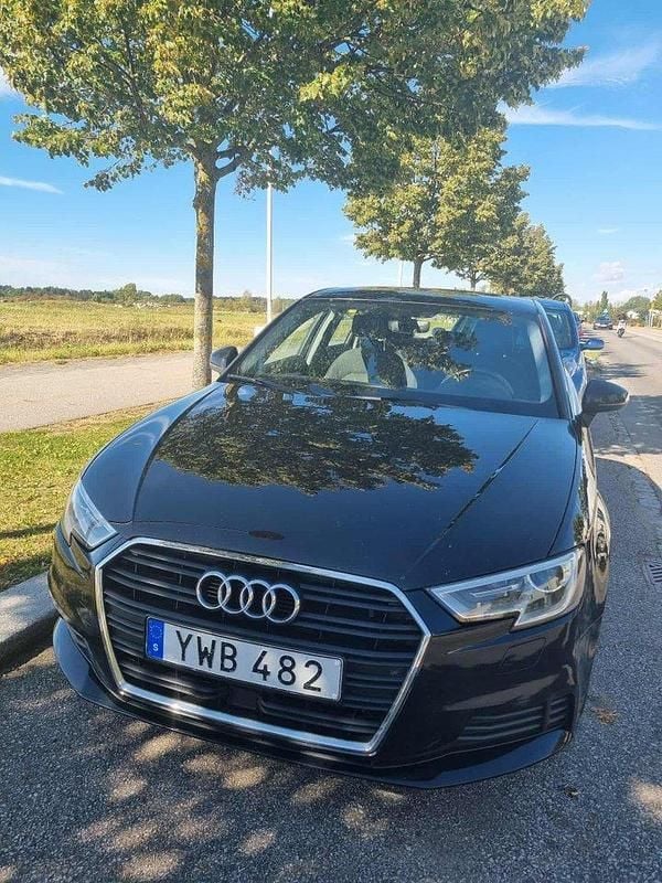 Svart Begagnad 2018 Audi A3 Sportback Proline Halvkombi | 125 000 kr (Bra pris) - Bild 1/4