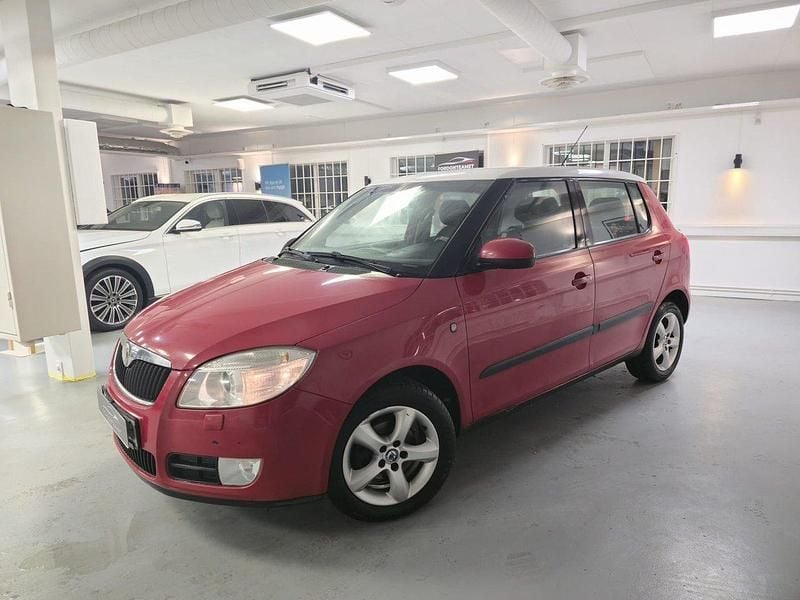 Röd Begagnad 2009 Skoda Fabia Halvkombi | 26 900 kr (Lite dyr) - Bild 1/4
