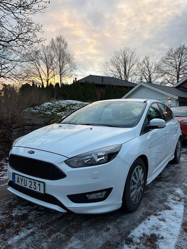 Begagnad 2017 Ford Focus Halvkombi | 95 000 kr (Marknadspris) - Bild 1/4