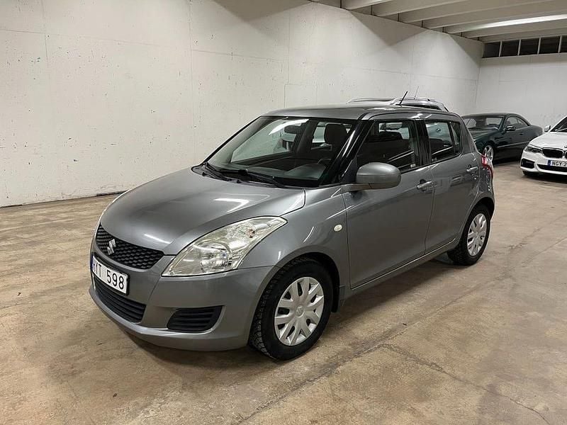 Grå Begagnad 2010 Suzuki Swift Halvkombi | 47 000 kr (Marknadspris) - Bild 1/4