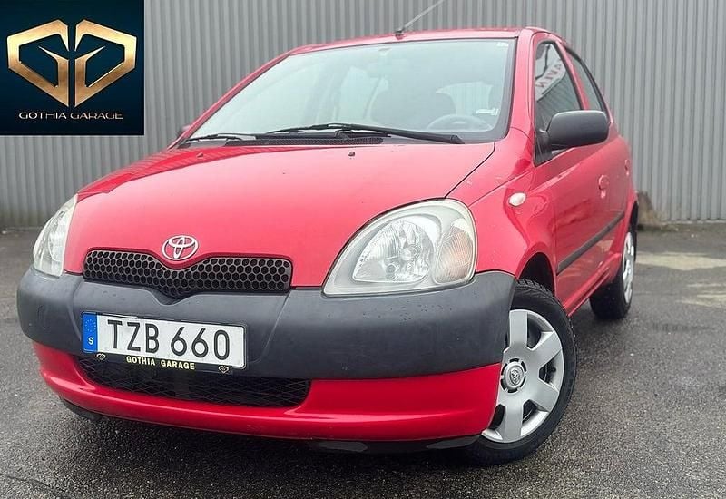 Röd Begagnad 2002 Toyota Yaris Halvkombi | 24 900 kr (Lite dyr) - Bild 1/4