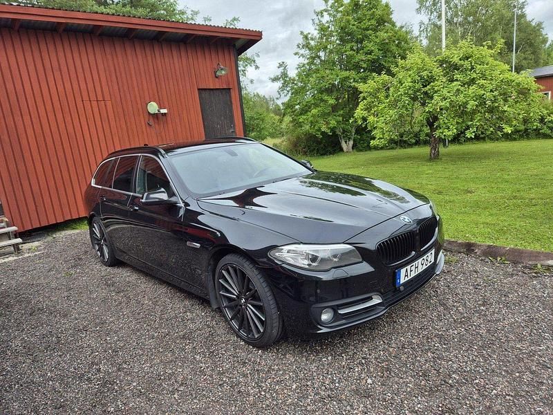Svart Begagnad 2014 BMW 520 Kombi | 139 900 kr (Marknadspris) - Bild 1/4