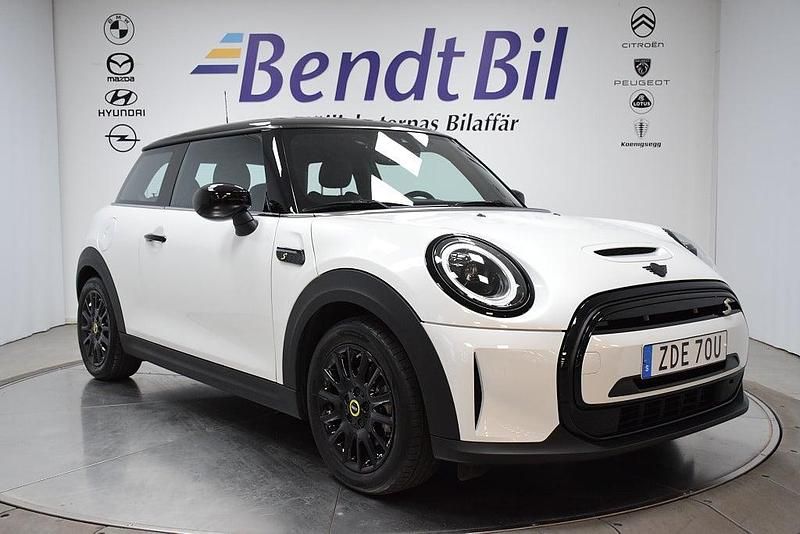 Vit Begagnad 2023 Mini Cooper SE Halvkombi | 244 500 kr (Marknadspris) - Bild 1/3