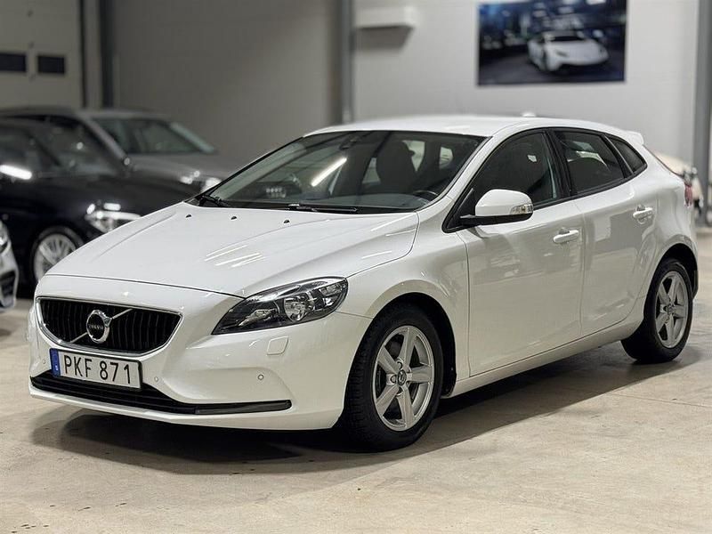 Vit Begagnad 2018 Volvo V40 Kombi | 149 900 kr (Marknadspris) - Bild 1/4