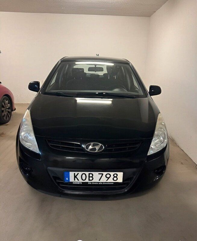 Svart Begagnad 2010 Hyundai i20 Select Halvkombi | 35 000 kr (Marknadspris) - Bild 1/4