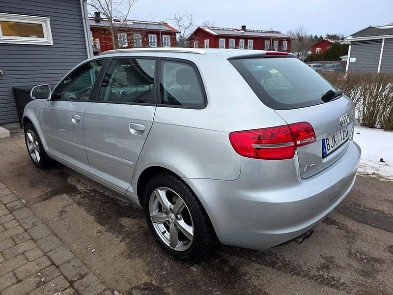 Begagnad Audi A3 Attraction 160 HK (117 kW) 2010 Silvermetallic Halvkombi