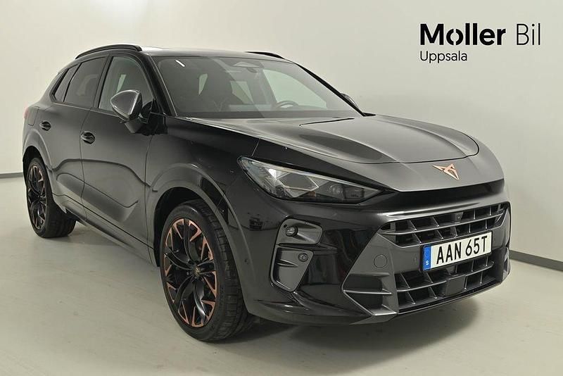 Svart (midnight black metallic) Begagnad 2025 Cupra Terramar VZ SUV | 579 900 kr (Lite dyr) - Bild 1/4