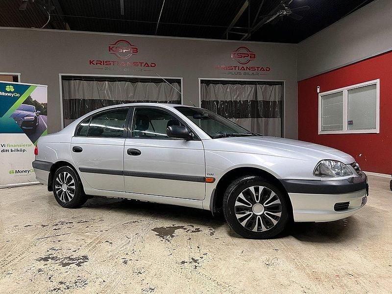 Silver Begagnad 2000 Toyota Avensis Sedan | 22 900 kr (Marknadspris) - Bild 1/4