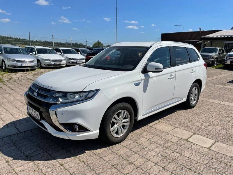 Vit Begagnad 2017 Mitsubishi Outlander P-HEV Sedan | 224 900 kr (Marknadspris) - Bild 1/4