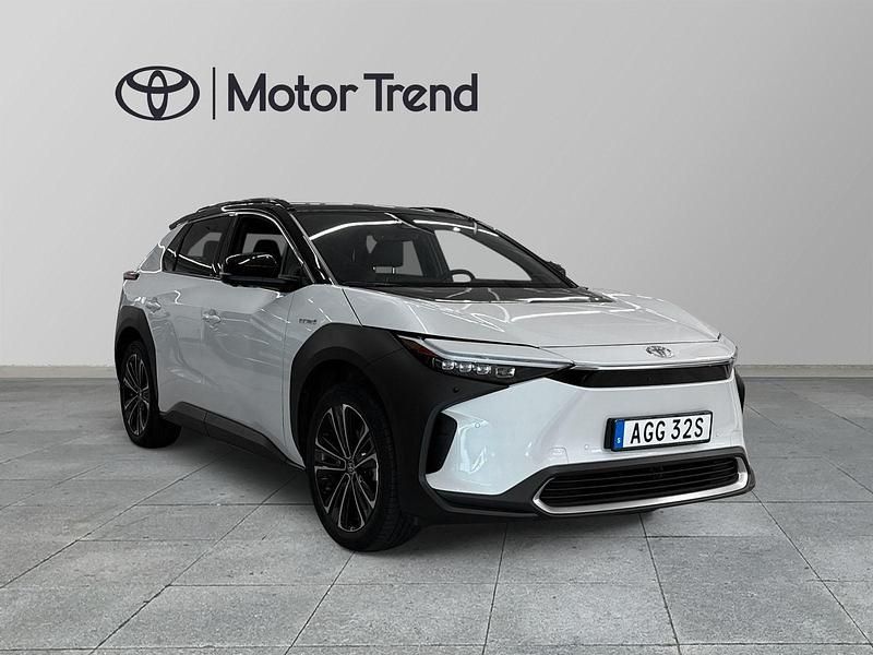 Vit Begagnad 2022 Toyota bZ4X SUV | 429 900 kr - Bild 1/4