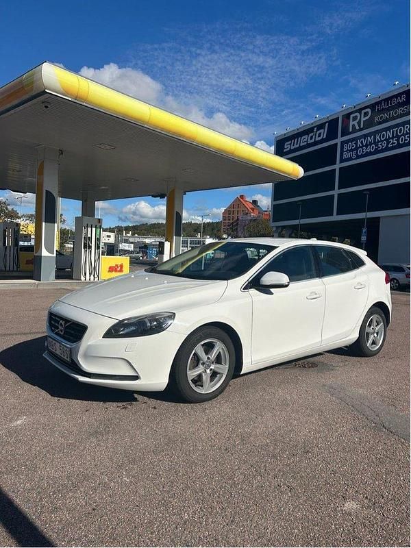 Vit Begagnad 2013 Volvo V40 Momentum Kombi | 93 000 kr (Marknadspris) - Bild 1/4