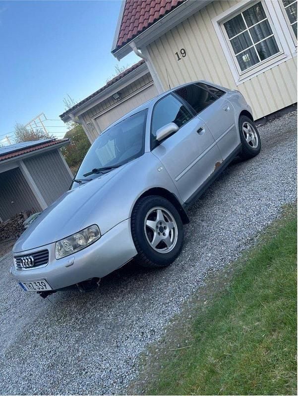 Silver Begagnad 2002 Audi A3 Halvkombi | 9 500 kr (Bra pris) - Bild 1/4