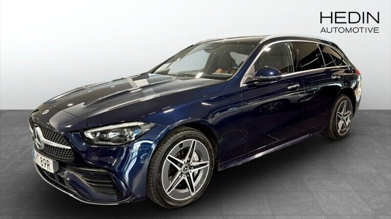Mörkblå (blue) Begagnad 2022 Mercedes C300e AMG Kombi | 399 900 kr (Dyr) - Bild 1/4