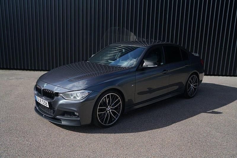 Grå Begagnad 2013 BMW 335 M Performance Sedan | 279 900 kr - Bild 1/4