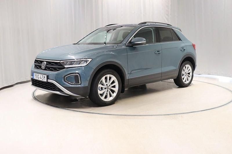 Mörkblå (petroleum blue metallic) Begagnad 2025 VW T-Roc Life SUV | 318 900 kr (Dyr) - Bild 1/4