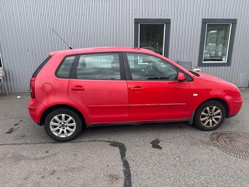 Röd Begagnad 2004 VW Polo Basis Halvkombi | 14 900 kr (Superpris) - Bild 1/4