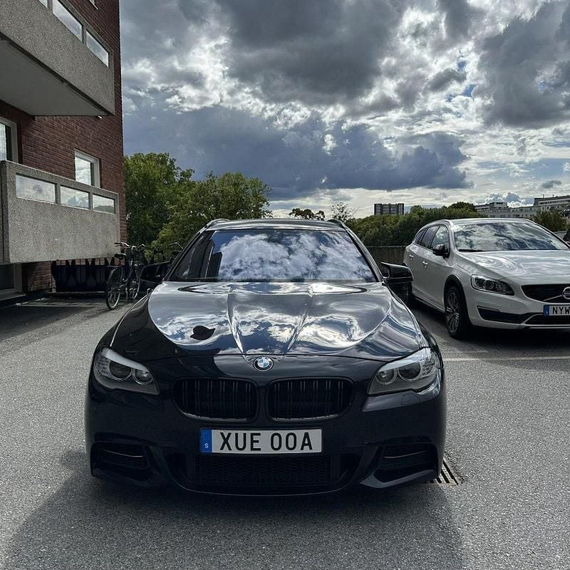 Svart Begagnad 2012 BMW M550 M Sport Sedan | 189 000 kr (Marknadspris) - Bild 1/4